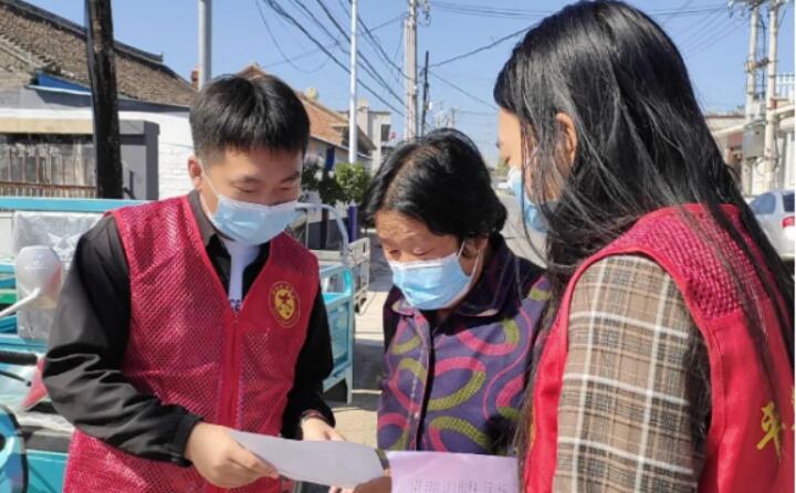 9月2日，鎮(zhèn)里的工作人員正在給村民宣傳生物質(zhì)清潔取暖的好處，從經(jīng)濟(jì)、環(huán)保、安全、高效、便捷等方面向群眾詳細(xì)介紹，并向現(xiàn)場(chǎng)群眾和過(guò)往行人發(fā)放《生物質(zhì)顆粒爐具政策解讀及安裝明白紙頁(yè)》，對(duì)群眾關(guān)心關(guān)注的問(wèn)題進(jìn)行答疑解惑。